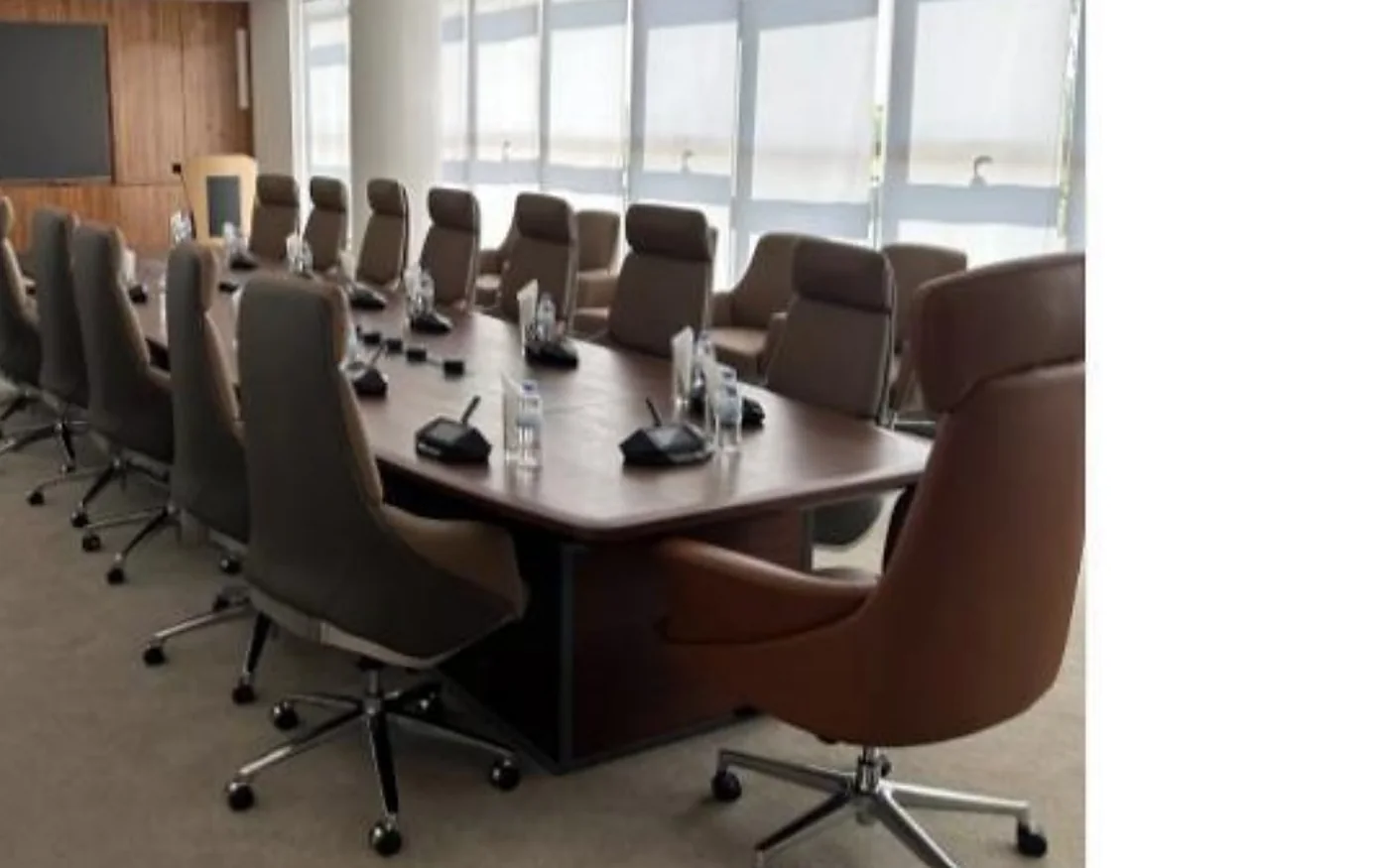 sala docente o administrativa con mesa de reunión