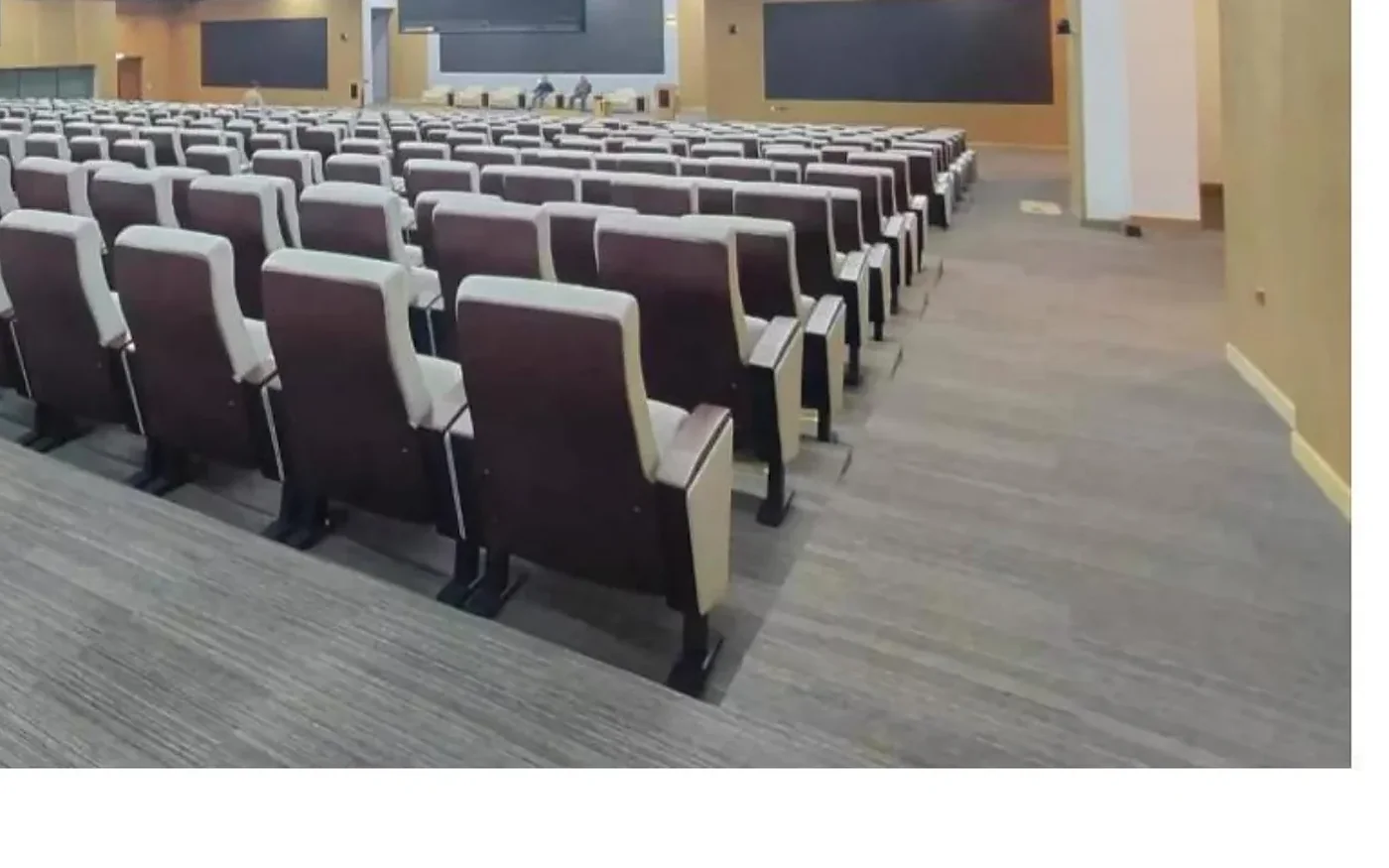 aula magna universitaria con asientos por fila