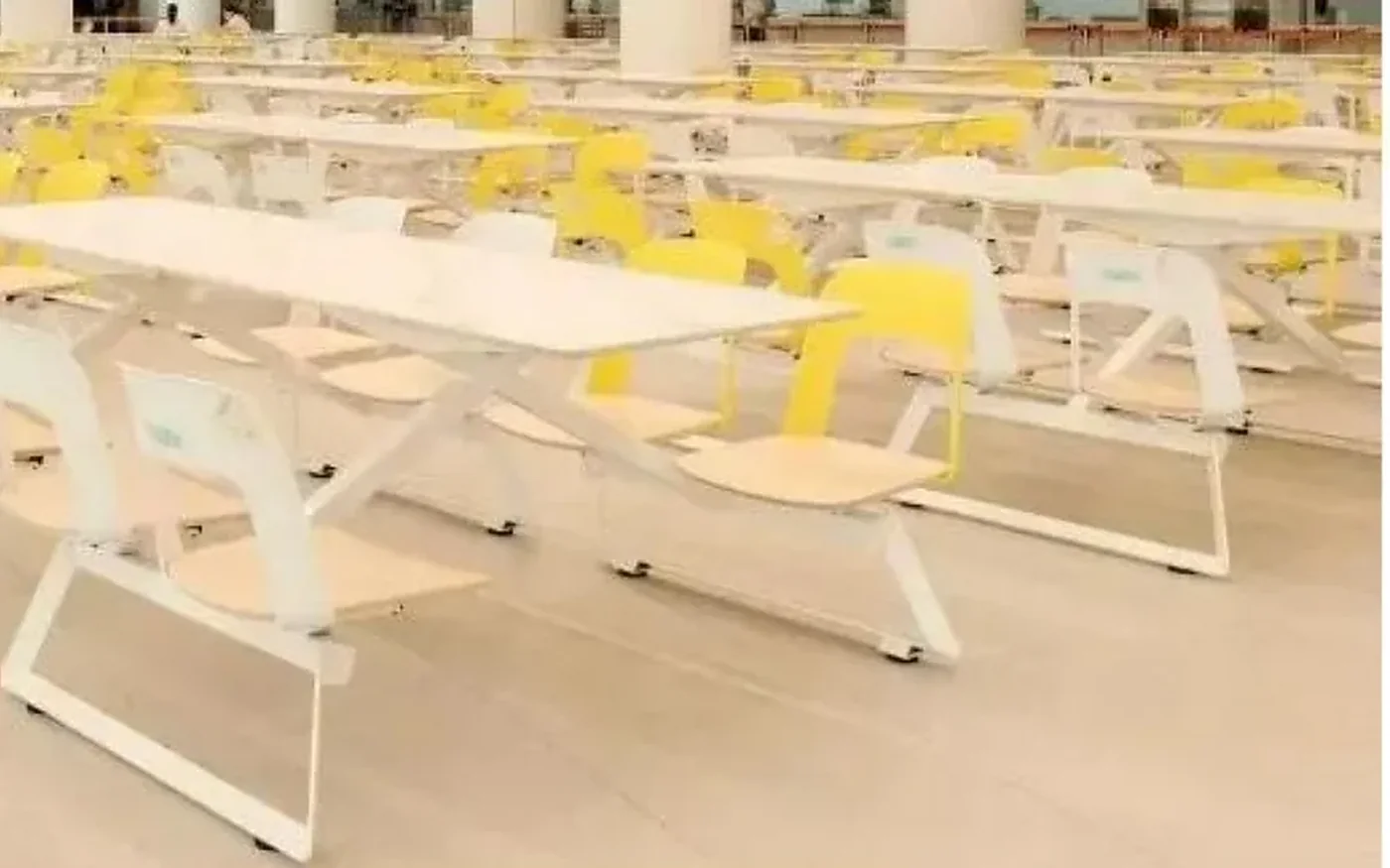 cafetería de campus con mesas y sillas resistentes