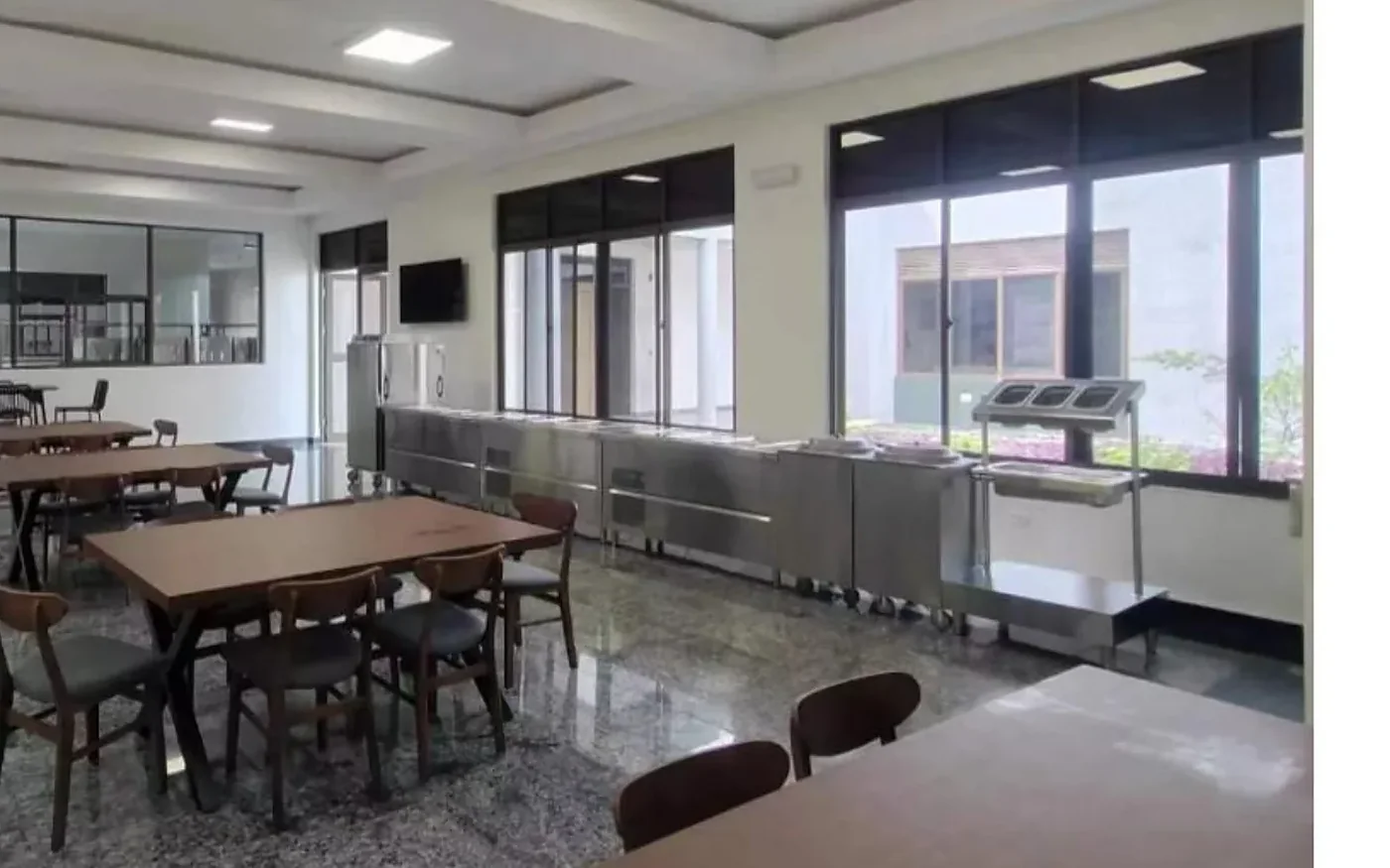 comedor universitario con mesas grupales