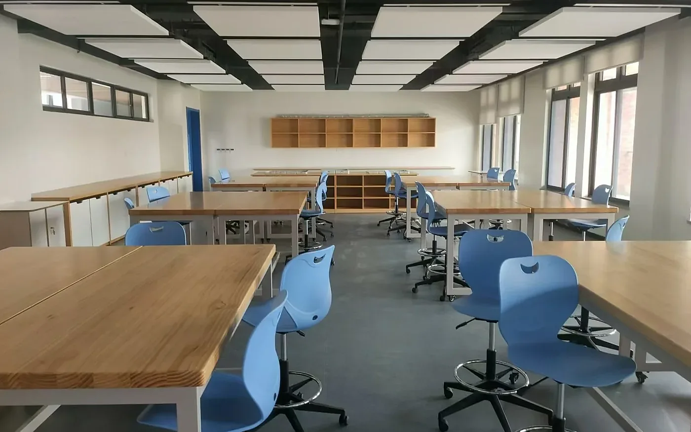 aula laboratorio con mesas y sillas para aprendizaje aplicado