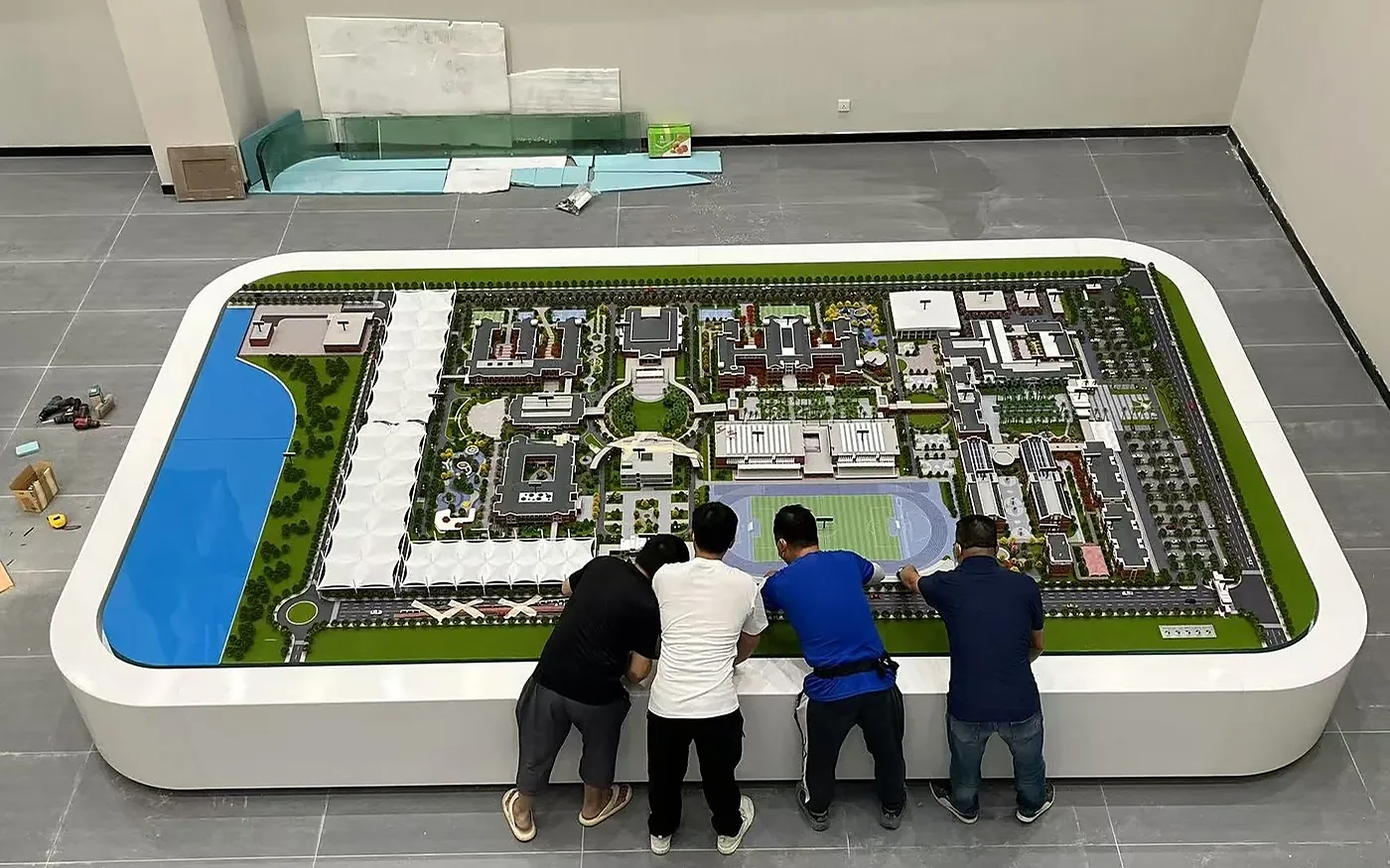 mesa de proyecto con maqueta para aprendizaje técnico
