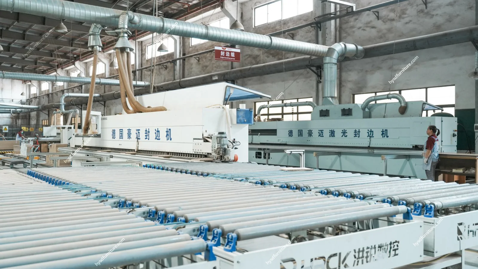equipo HOMAG para canteado industrial en fábrica de mobiliario
