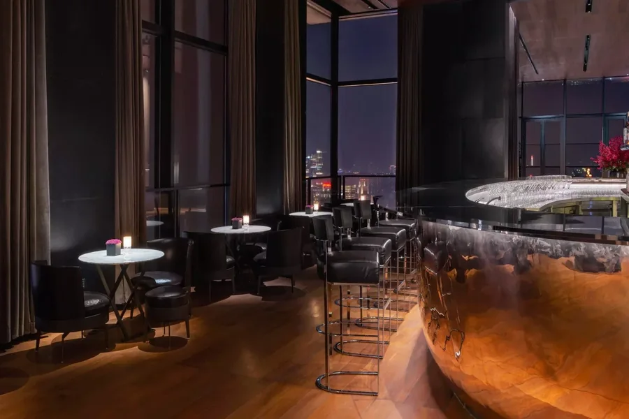 barra hotelera con seating de lounge