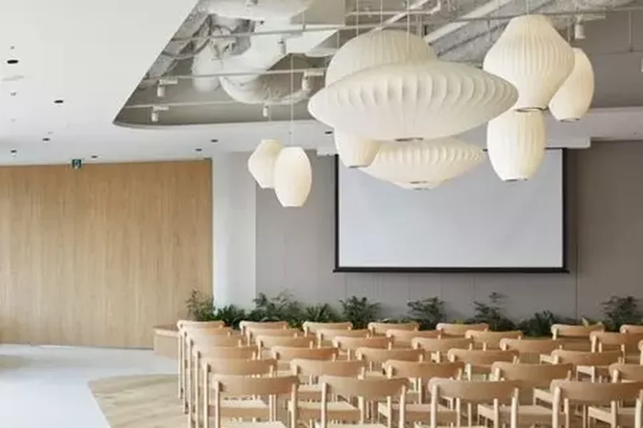 salón flexible con sillas para evento hotelero