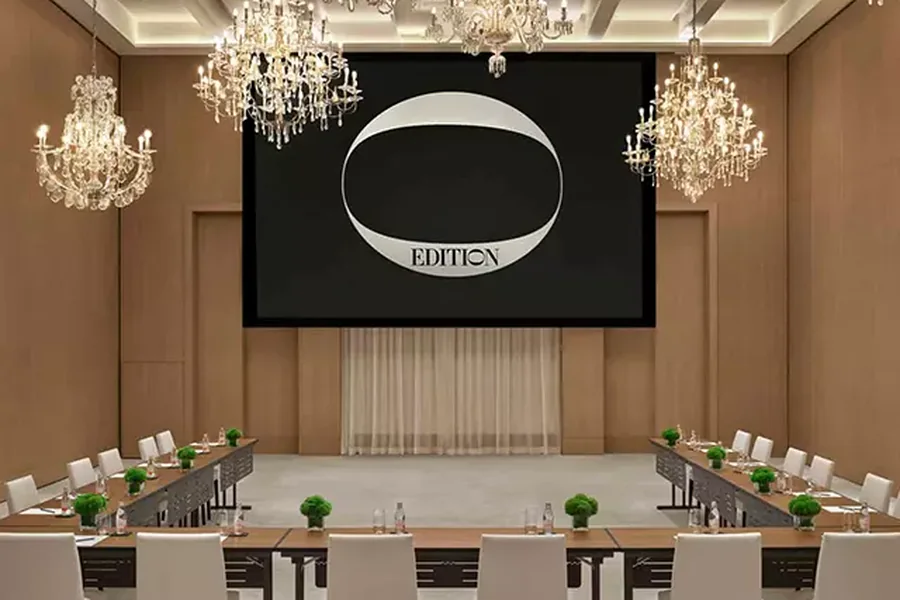 sala de capacitación con mesas modulares para hotel