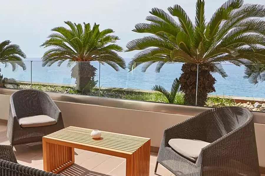 área de piscina con asientos exteriores para hotel