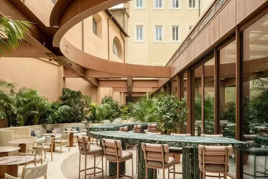 patio interior de hotel con mobiliario de conversación