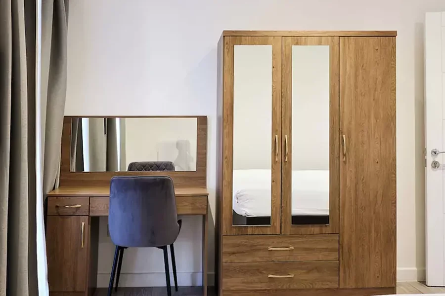 armario y escritorio coordinados para habitación de hotel
