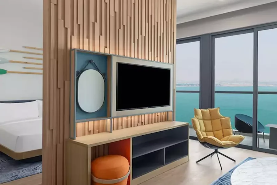 panel de TV con apoyo y almacenamiento para habitación hotelera