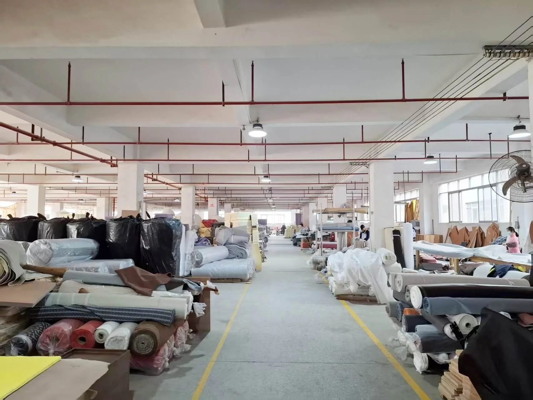 Almacén de materia prima y zona de producción de Hongye Furniture Group