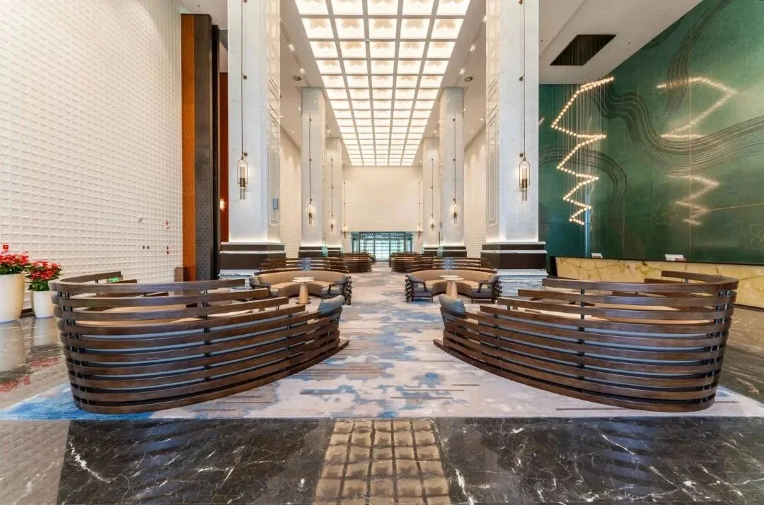 Lobby de hotel con mobiliario de áreas públicas diseñado y fabricado por HYMUEBLE
