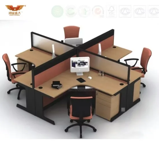 Estación de trabajo modular con cuatro puestos, divisiones de melamina y sillas ergonómicas de malla para oficina corporativa