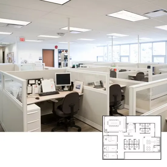 Vista general de oficina corporativa amueblada con puestos de trabajo en cubículos, sillas ergonómicas y plano de planta de referencia