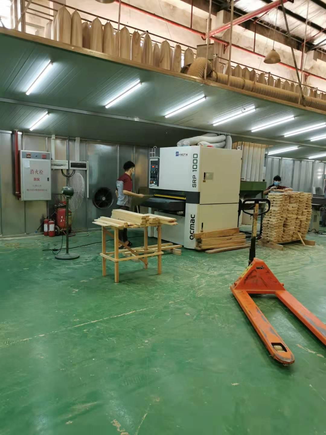 Verificación de herrajes y acabados en mesa de taller de fábrica contract.
