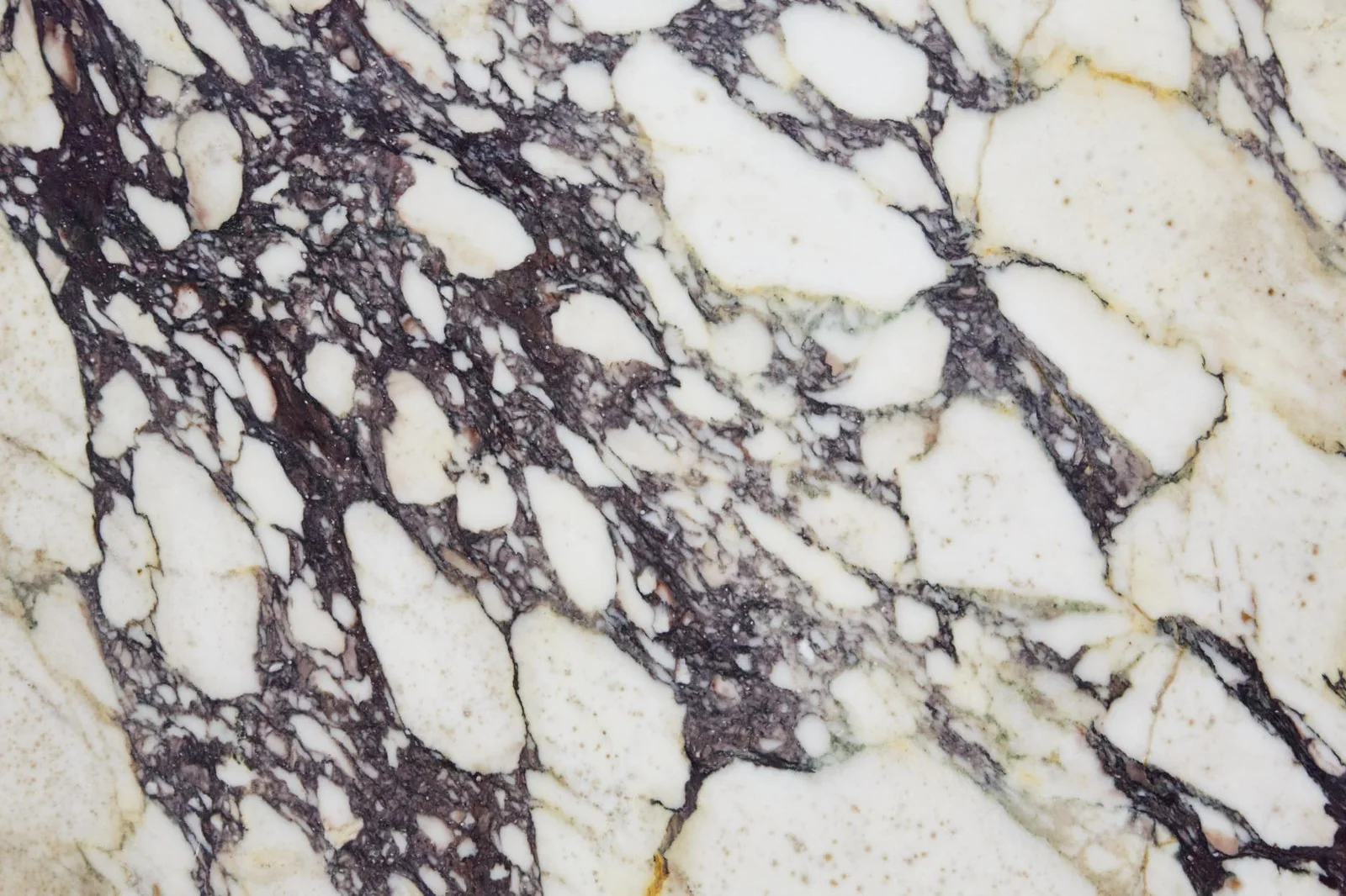 Textura de piedra natural en tonos crema y gris vista en primer plano