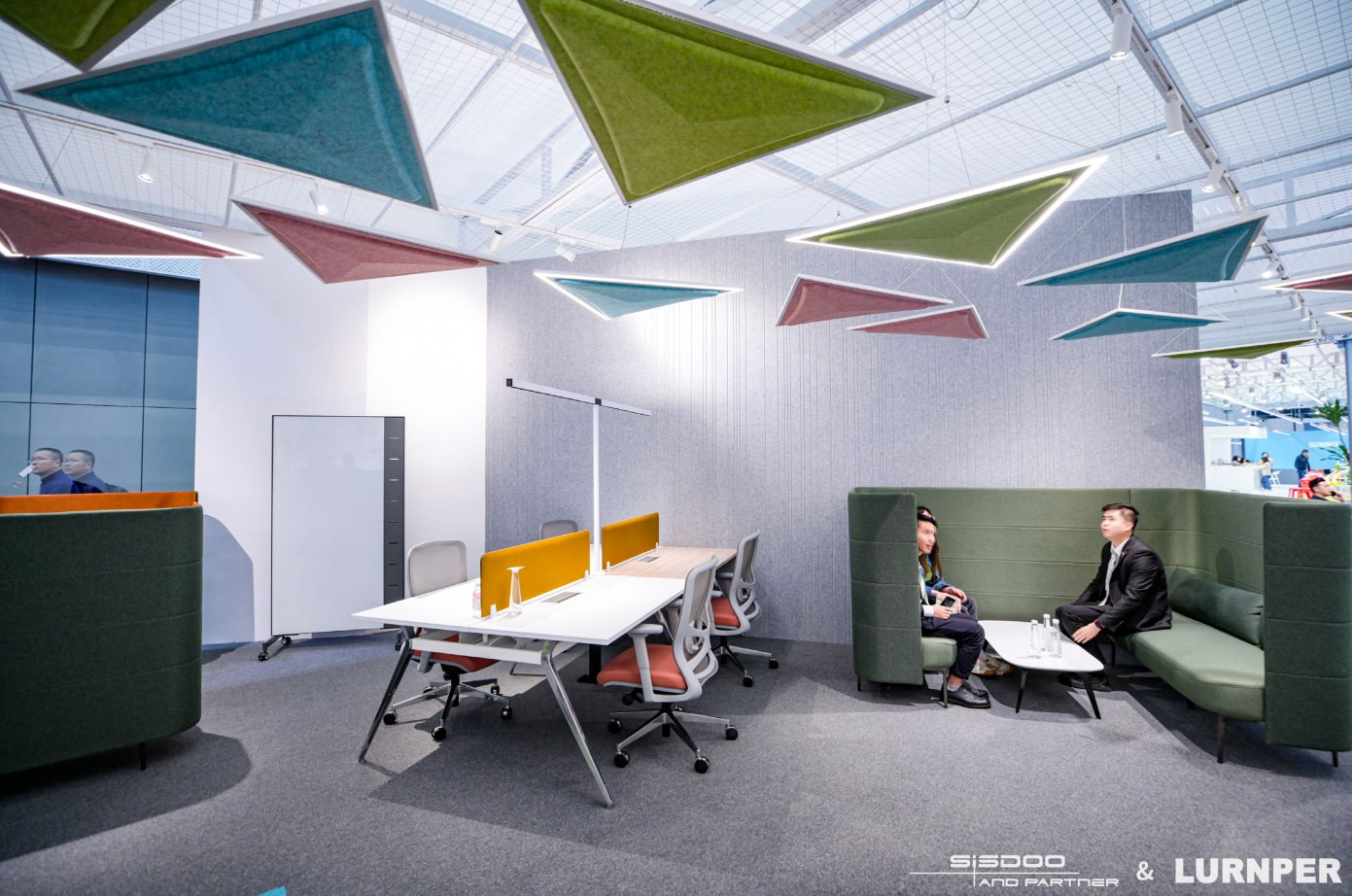 Estacion de trabajo con cajonera y guardarropa auxiliar en layout corporativo.