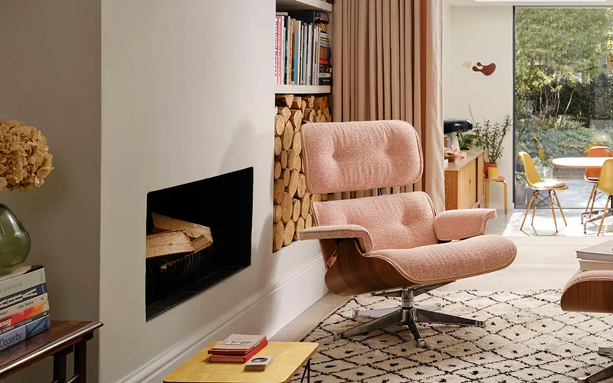 lounge residencial con chimenea y butaca