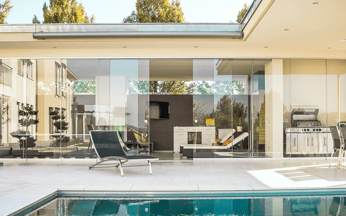 villa con lounge exterior conectado a piscina