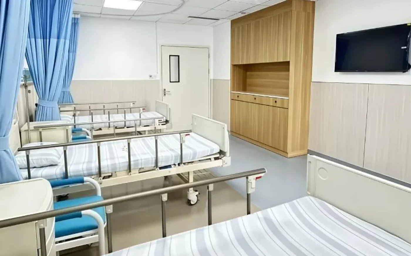 sala de paciente con mobiliario clínico y cama hospitalaria