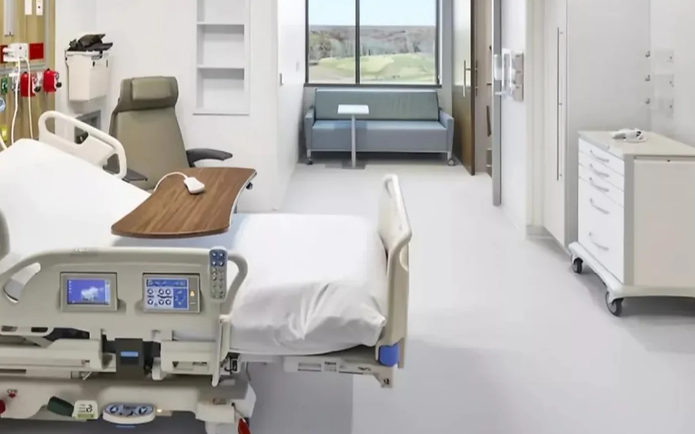 habitación técnica con cama clínica y mobiliario de apoyo