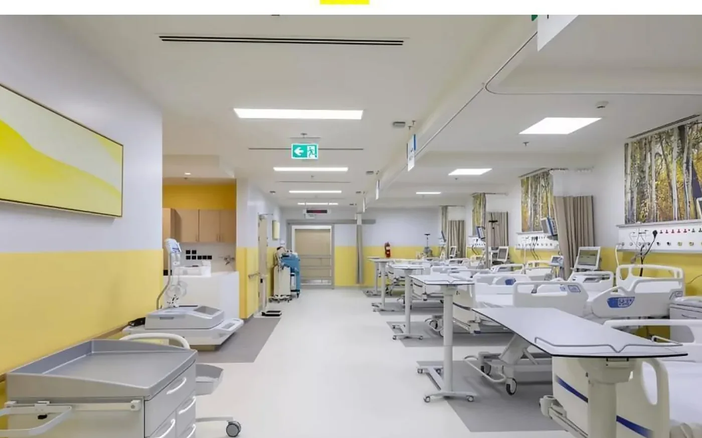 área técnica hospitalaria con mobiliario de apoyo