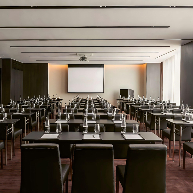 Conjunto mesa y sillas sala reuniones hotelera