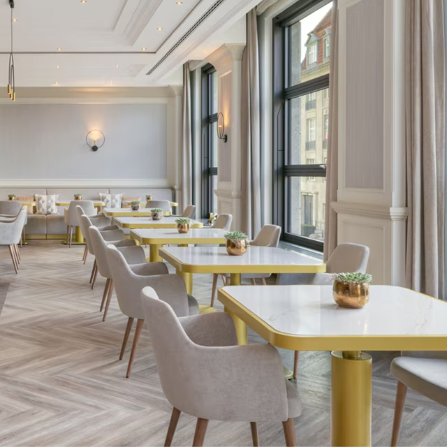 Conjunto mesa y sillas para restaurante de hotel con chapa de madera
