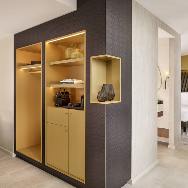 Armario suite hotelera chapa madera con LED