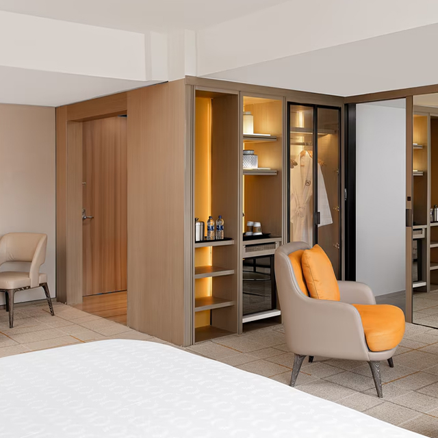 Cajonera integrada armario suite hotel
