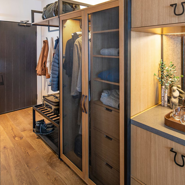Detalle herrajes Blum armario suite hotelera